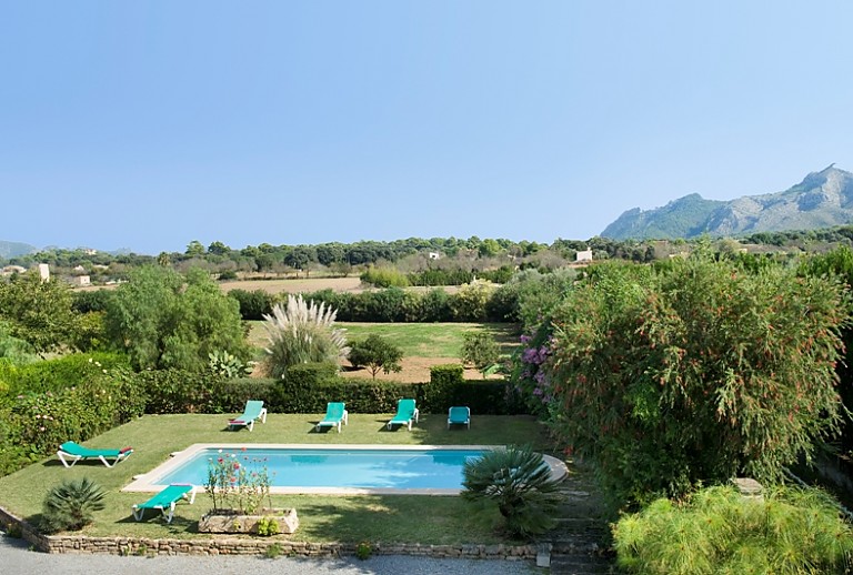 Panoramablick Berge Bäume Rasen Pool
